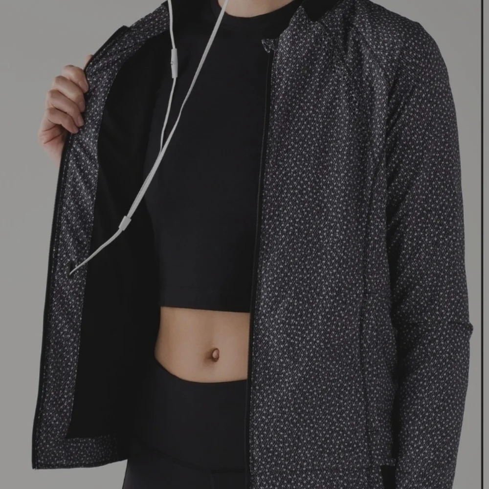 LULULEMON Hit it Frozen fizz white black bomber windbreaker Jacket  size 4 - Picture 3 of 10